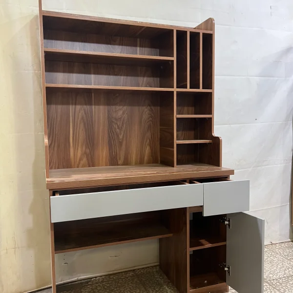 میز تحریر عرض ۱۰۰ سانتی‌متر ارتفاع ۱۸۰